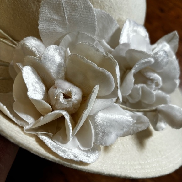 Creamy white brimmed dressy  hat. Floral accent. 100% wool. Made in England - Picture 5 of 11